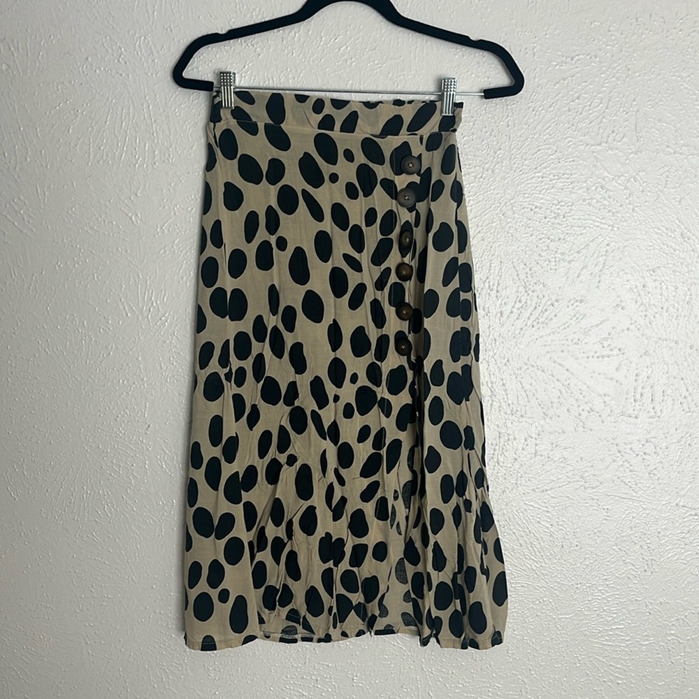 Cotton lightweight skirt.